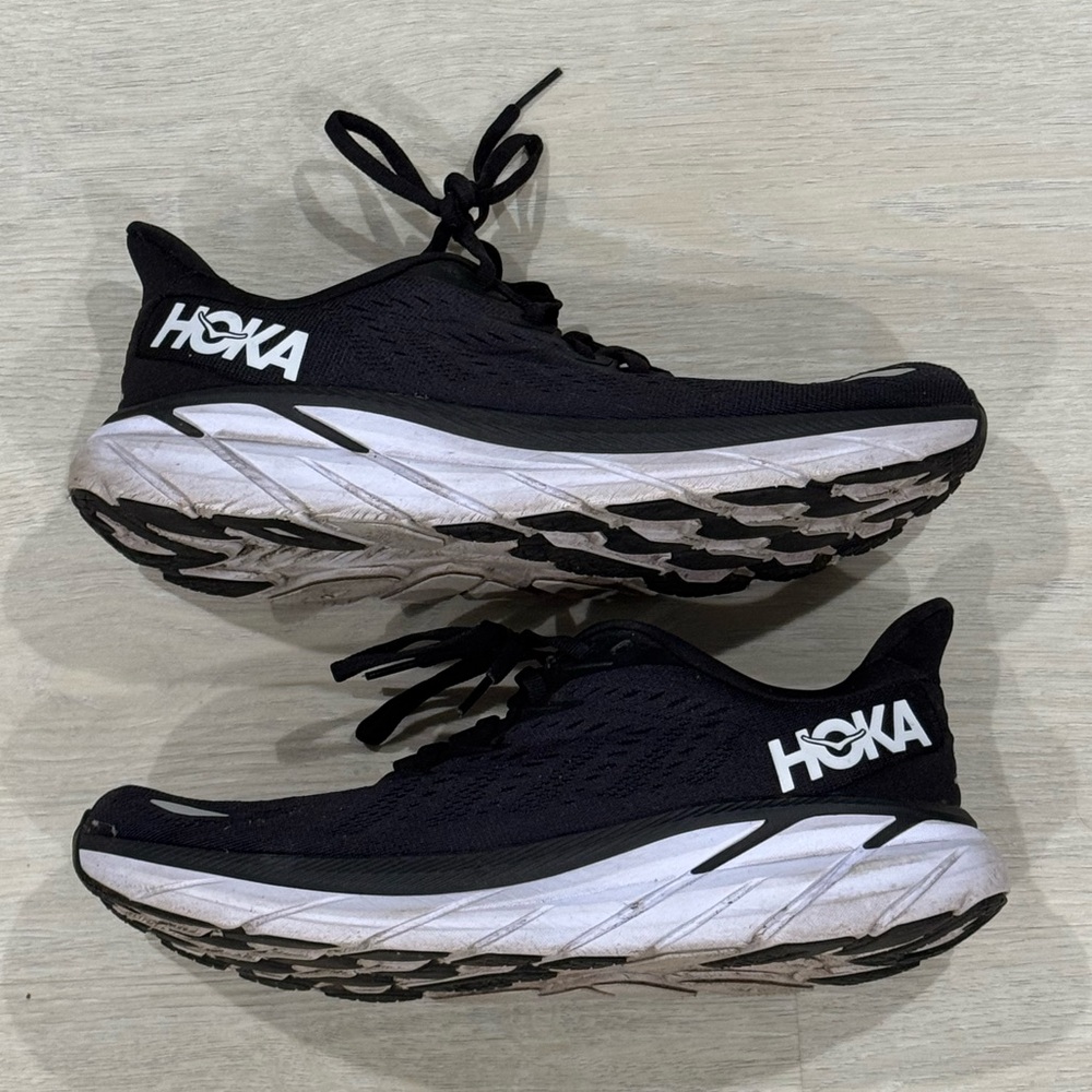 Hoka Black Clifton 8